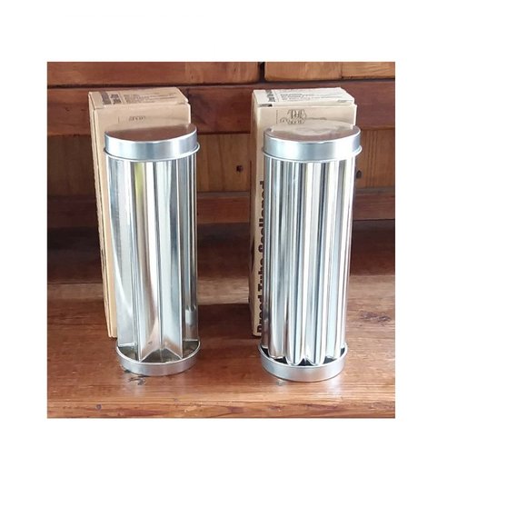 Two Pampered Chef Bread Tubes 1 Scalloped & 1 Star UNUSED - Picture 2 of 4